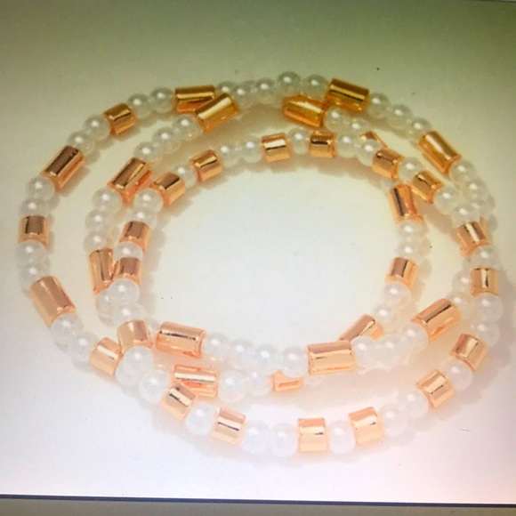 LOFT Jewelry - New Loft Pearlized with gold stretch bead bracelet